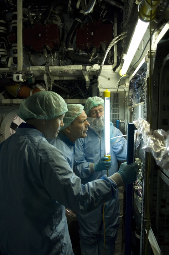 Inspection des racks de Columbus par l&#039;astronaute européen Hans Schegel. Crédits : ESA - S. Corvaja