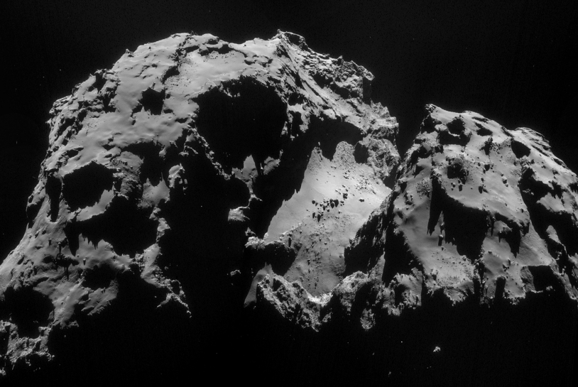 Mosaïque de 4 images prises le 24 septembre par la caméra de navigation de Rosetta à 28,5 km (résolution 2,5 m/pixel environ). Crédits : ESA/Rosetta/NavCam.