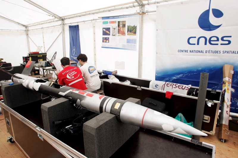 Préparation au lancement des fusées du programme Perseus du CNES. Crédits : CNES - Agence REA/Gilles Rolle.