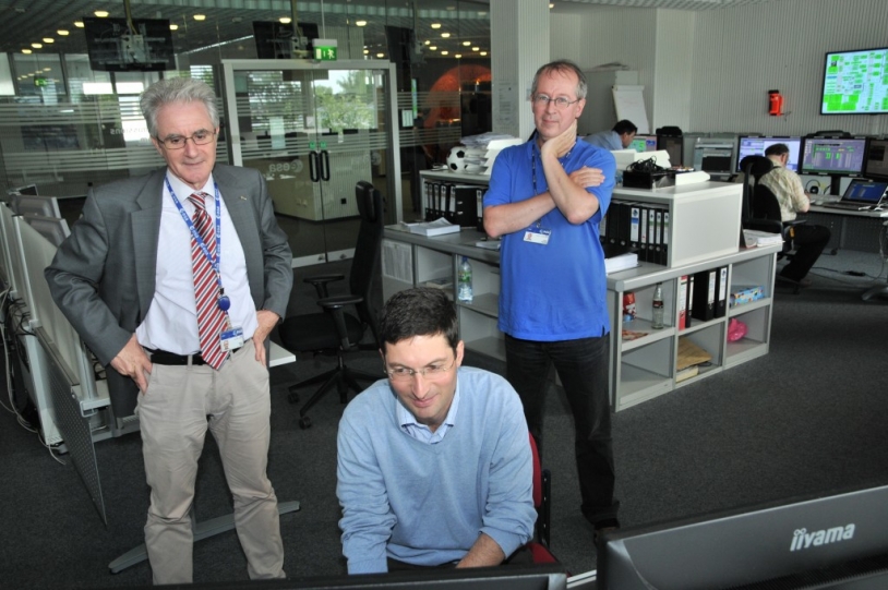 De gauche à droite, Paolo Ferri, Sylvain Lodiot et Fred Jansen sont visibles sur cette image de la salle de contrôle de Rosetta à l’ESOC. Crédits : ESA.