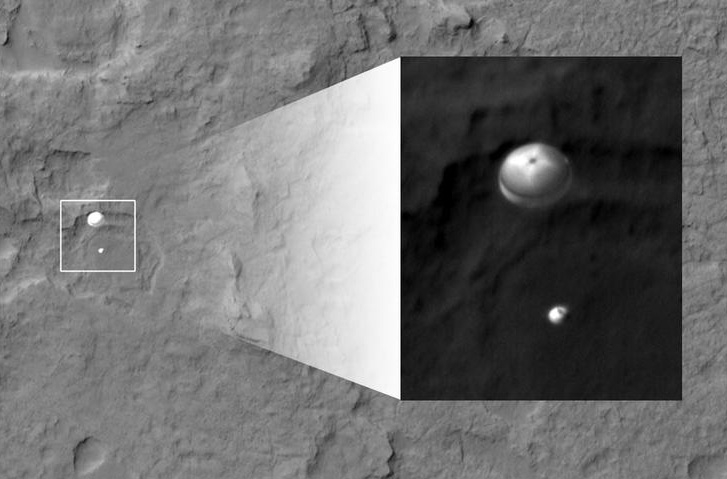 La descente sous parachute de Curiosity observé par la sonde MRO